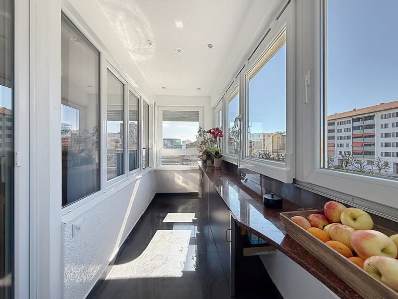 Spacieux appartement de 5.5 pièces contemporain avec veranda lumineuse (3)