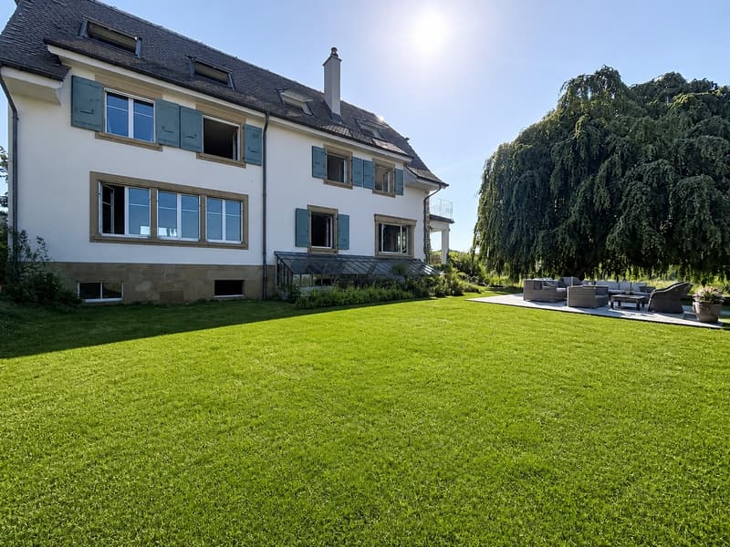 Maison de maître historique, parc arboré et hangar à bateaux privé sur le lac de Neuchâtel (15)