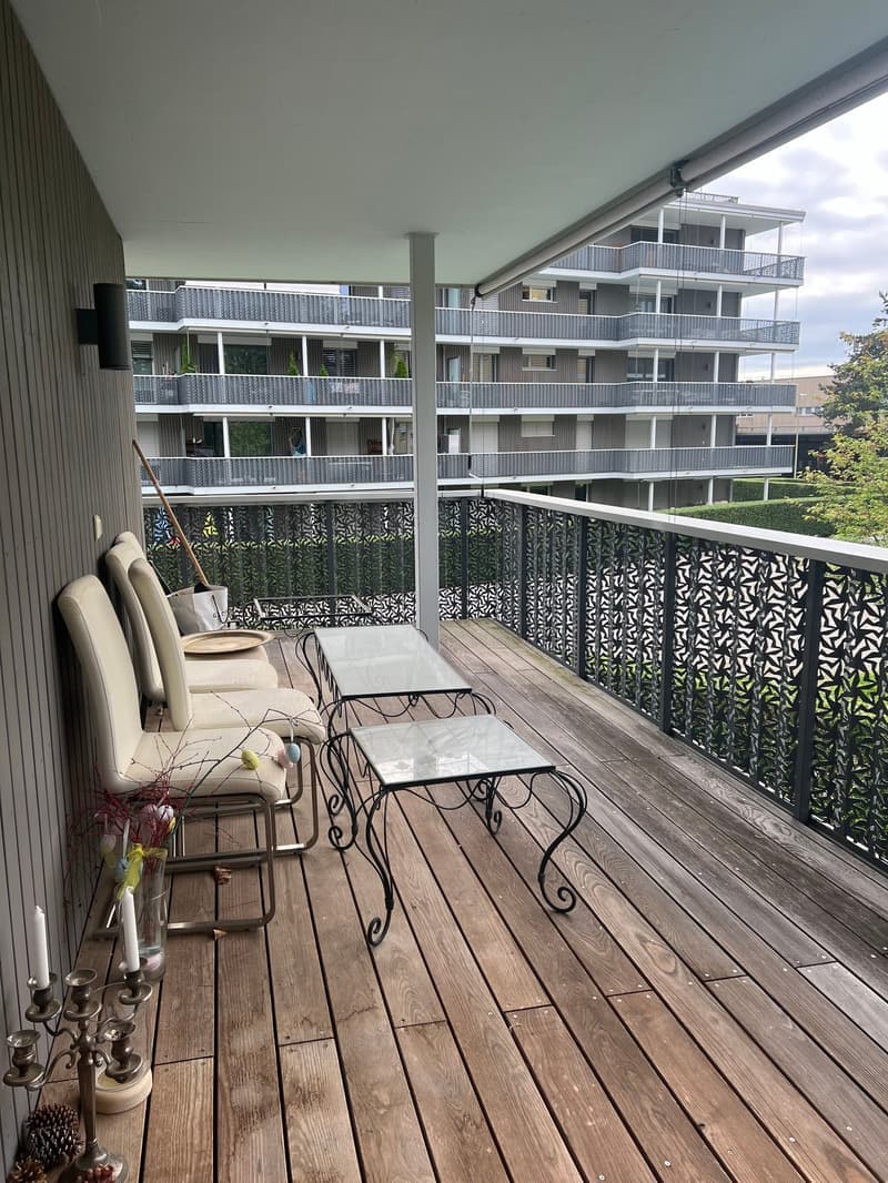 Helle 5.5-Zimmer-Wohnung mit Balkon und Garage in Dietlikon (2)