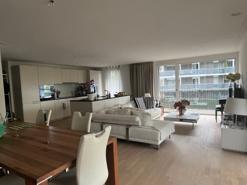 Helle 5.5-Zimmer-Wohnung mit Balkon und Garage in Dietlikon (3)