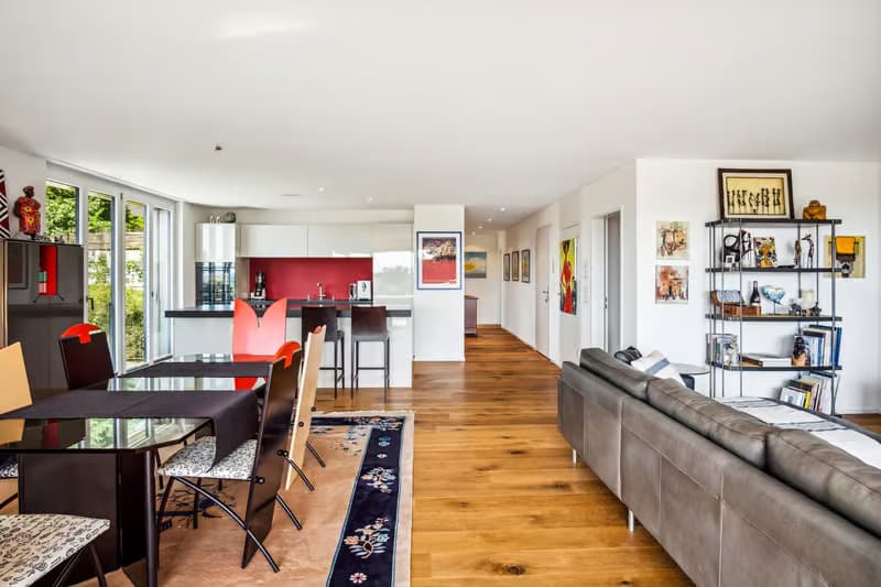 Helle 4.5-Zimmer-Wohnung mit Balkon und Garage in Hinwil – ab sofort verfügbar! (2)
