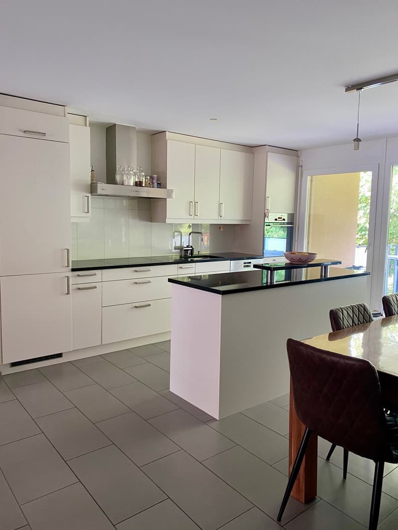 Helle 4.5-Zimmer-Wohnung mit Balkon und Garage in Bassersdorf (2)