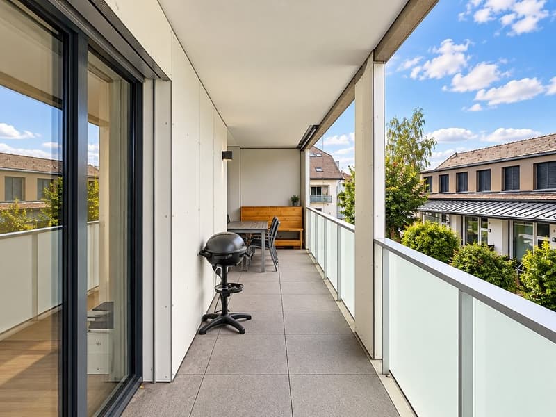 Balcon_moderne_avec_barbecue_et_verdure.png