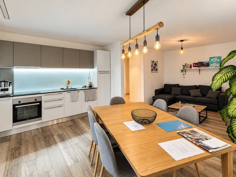 Cuisine_ouverte_et_salon_scandinave_chaleureux.png