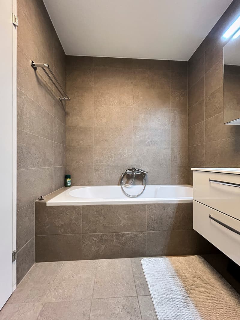 Helle 3.5-Zimmer-Wohnung mit Balkon und Garage in Zug (4)