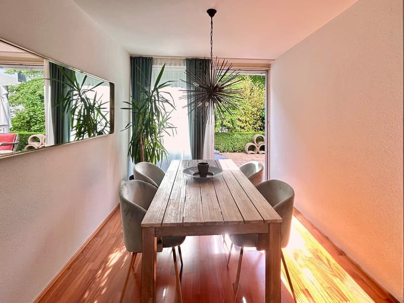Helle 3.5-Zimmer-Wohnung mit Balkon und Garage in Zug (2)