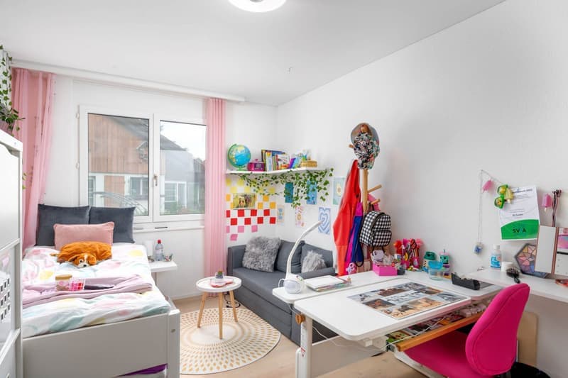 Helle 4.5-Zimmer-Wohnung mit Balkon und Garage in Volketswil – ab sofort verfügbar! (2)