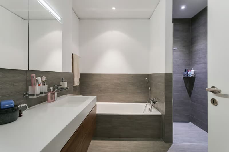 Helle 4.5-Zimmer-Wohnung mit Balkon und Garage in Zug (7)