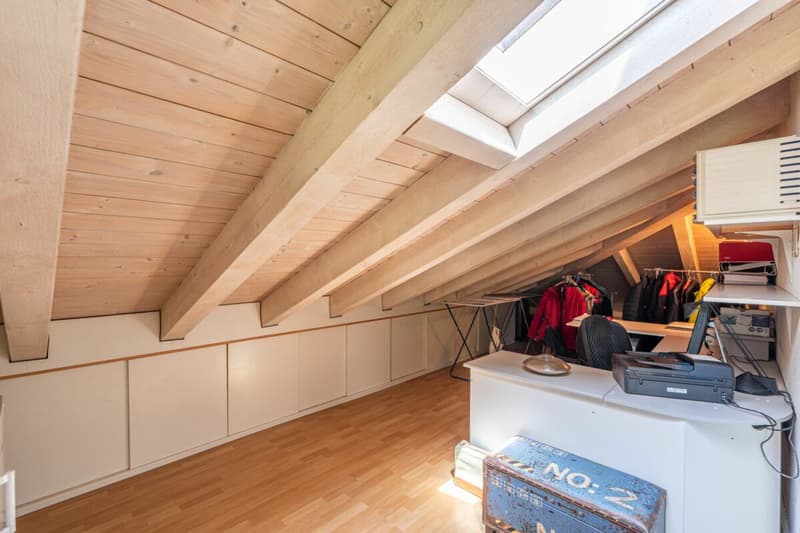 Charmante 4.5-Zimmer-Dachwohnung mit Galerie und Bergsicht (9)