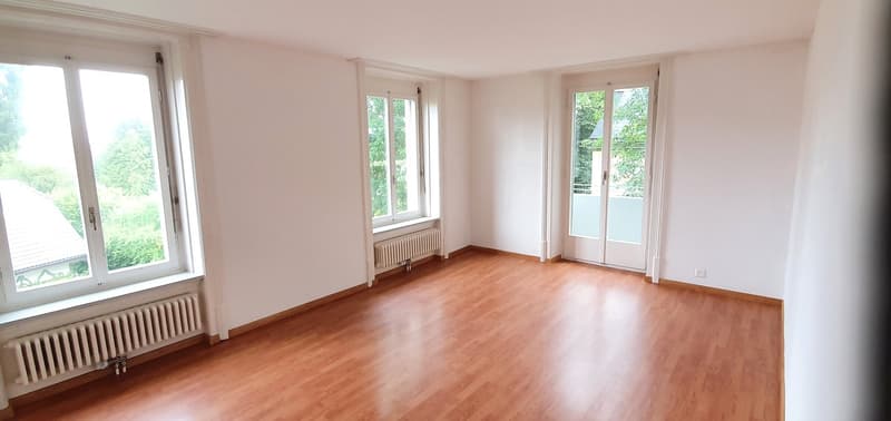 Wohnzimmer mit kleinem Balkon