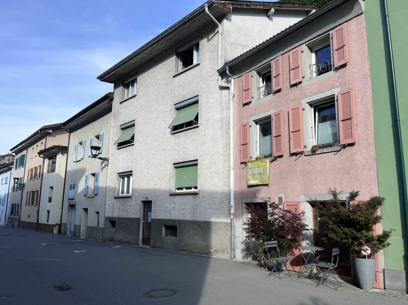 Au coeur du Vieux Bourg de Martigny, très belle maison familiale, pleine de charme de 5.5 pces idéale comme maison familiale ou maison d'hôtes. (12)