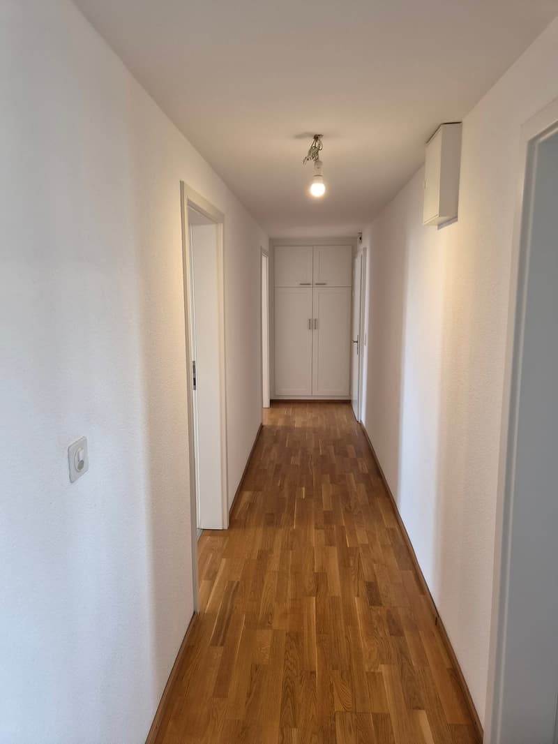 Korridor Richtung Wohnungstür/Einbauschrank