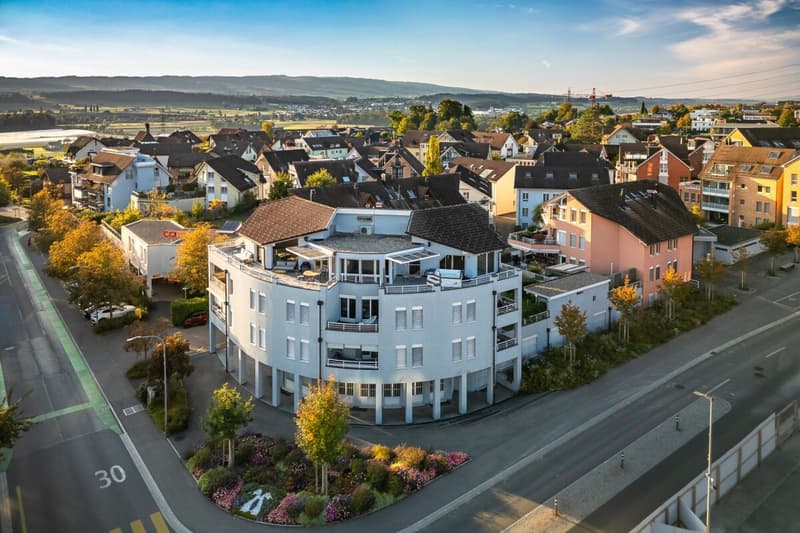 Hochwertig renovierte 5 1/2-Zimmer-Attikawohnung im Herzen von Hünenberg (2)