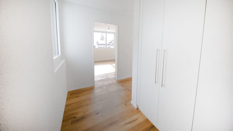 Appartamento 4.5 locali luminoso con balcone a Neudorf in vendita (3)
