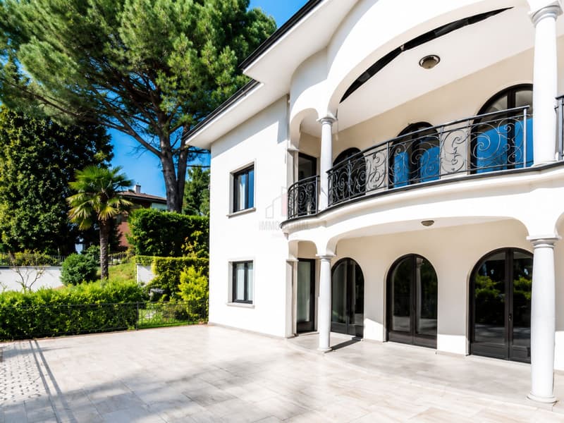PRESTIGIOSA DIMORA CON PISCINA  E GIARDINO (2)