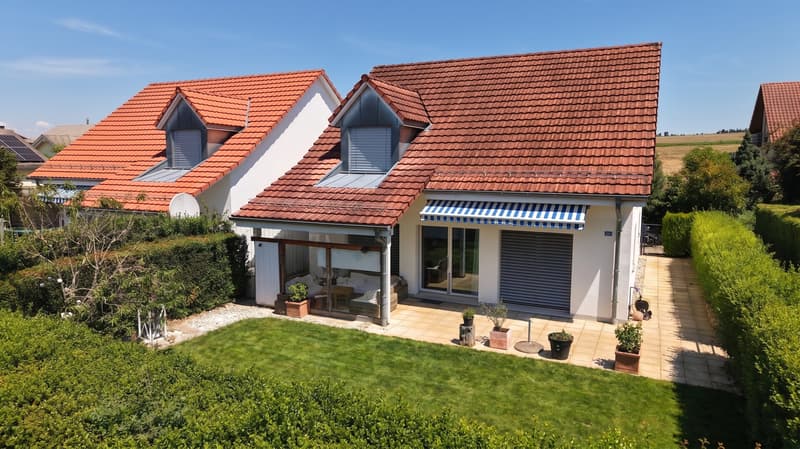 Hausansicht mit Garten