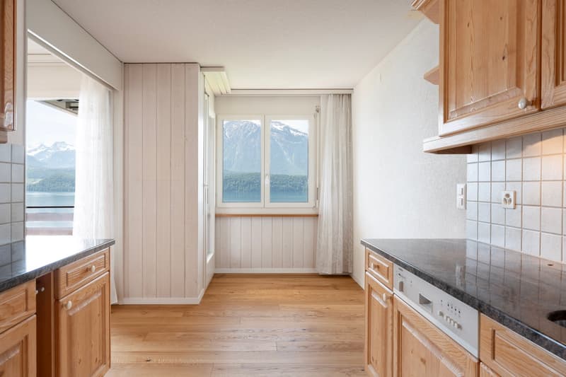 Sanierte 4½-Zimmer Wohnung mit traumhaftem See- und Bergblick (10)