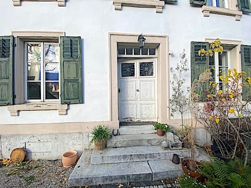 Casa multifamiliare con caratteristiche ricche e 4 appartamenti (3)
