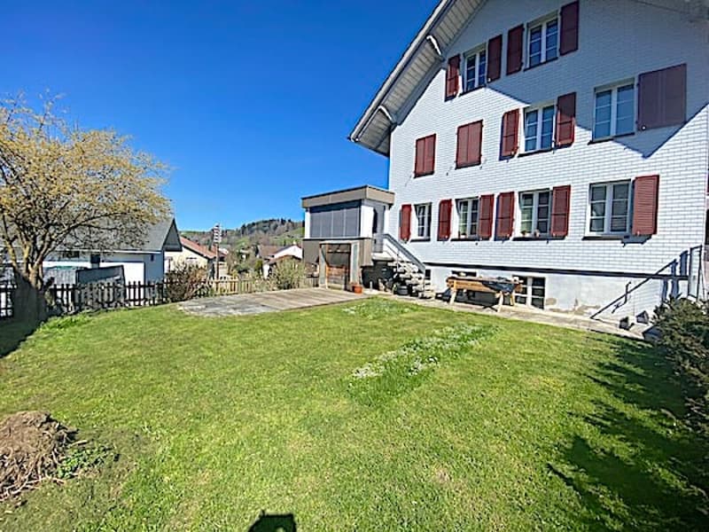 Mehrfamilienhaus m. grossem Garten, 13 Zimmer, 3 Wohnungen (1)