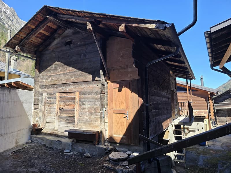 Un projet à imaginer : Maison à rénover au coeur de Praz-de-Fort - beau potentiel de 2 logements (8)