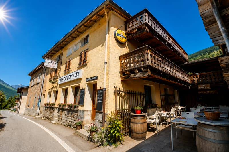 Un Lieu de Vie et d'Opportunités au coeur du Val Ferret : Immeuble mixte, café-restaurant et 3 appartements, grange et jardin (2)