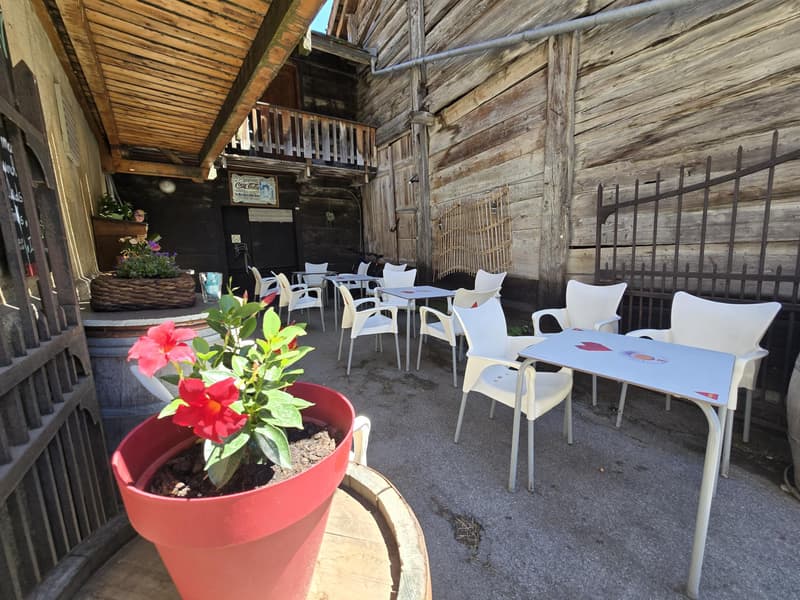 Un Lieu de Vie et d'Opportunités au coeur du Val Ferret : Immeuble mixte, café-restaurant et 3 appartements, grange et jardin (8)