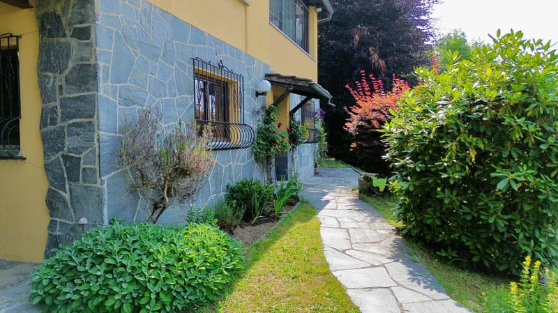 VILLA INDIPENDENTE CON GIARDINO E VISTA APERTA (3)