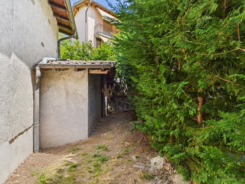 AMPIA CASA BIFAMILIARE CON VISTA APERTA, GIARDINO E BOX AUTO (26)