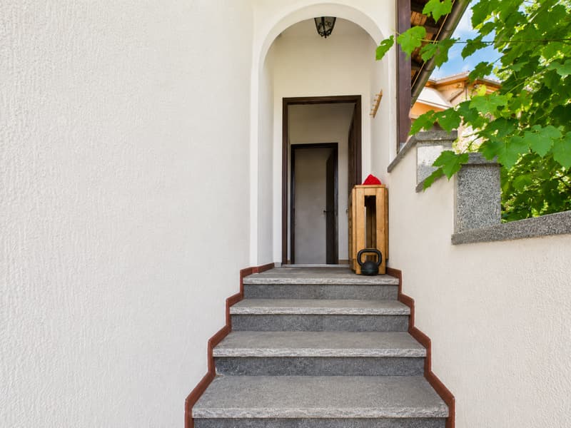 AMPIA CASA BIFAMILIARE CON VISTA APERTA, GIARDINO E BOX AUTO (12)