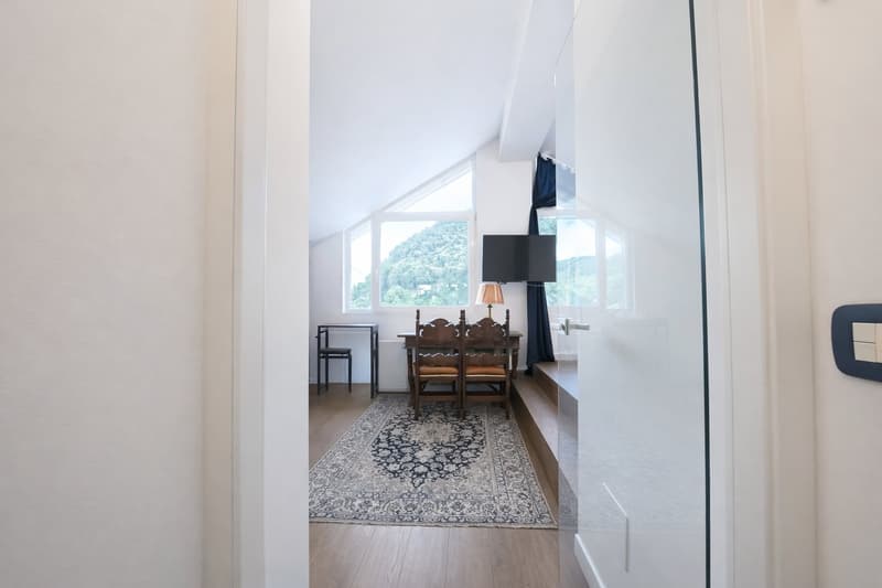 MODERNA MANSARDA DI DESIGN CON VISTA LAGO (5)