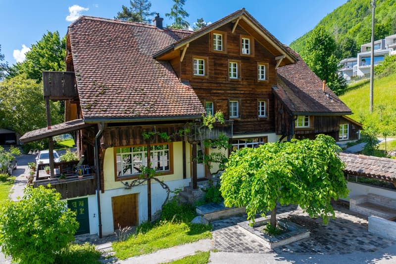 Gemütlicher Aussenbereich mit Pergola und Schwimmbad-Anlage