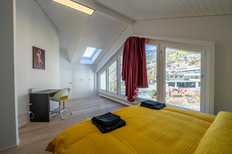 Lichtdurchflutetes Zimmer (2) mit Einbauschrank und Abstellraum