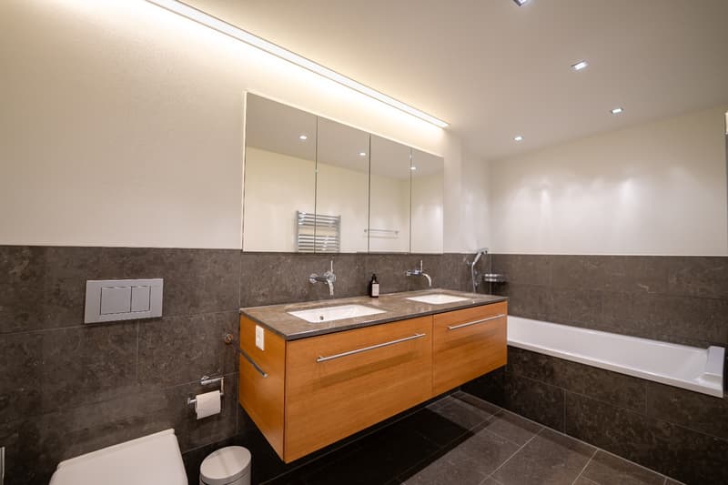 Geräumiges Hauptbadezimmer
