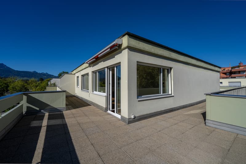 60m² grosse Terrasse auf drei Seiten