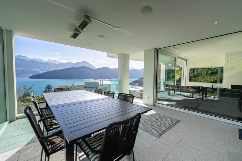 Gedeckter Sitzplatz mit Seeblick
