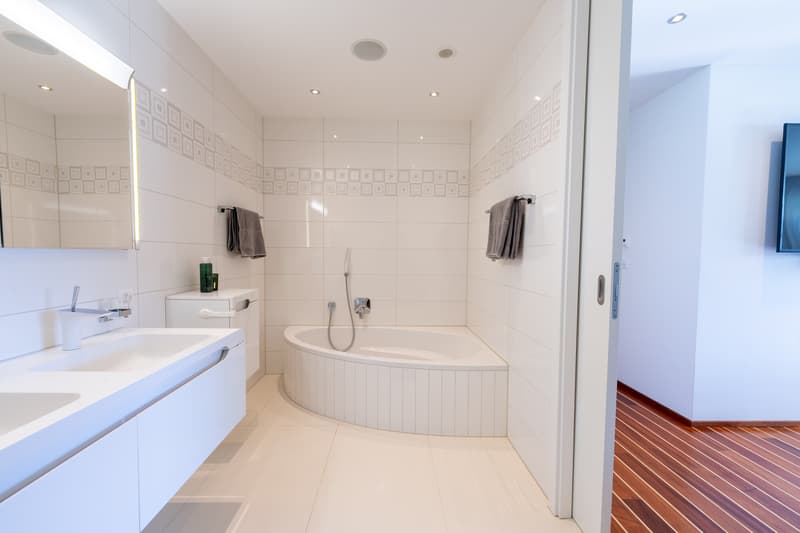 und grosser Badewanne