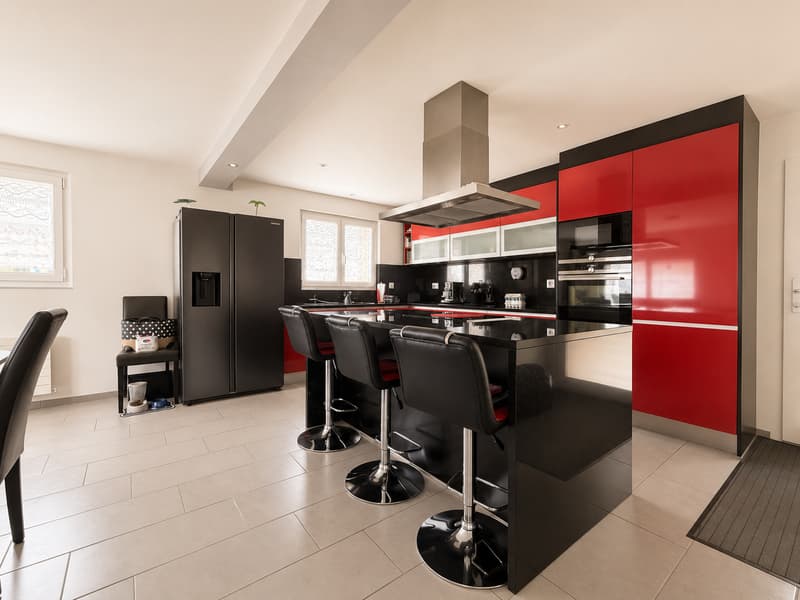 Maison rénovée 150 m² + 2 garages (162 m²) | Chénens (8)