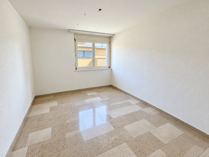 Gepflegte 4.5 Zi.-Wohnung mit Wintergarten und Balkon (10)