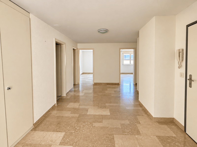 Gepflegte 4.5 Zi.-Wohnung mit Wintergarten und Balkon (8)