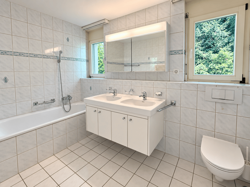 Gepflegte 4.5 Zi.-Wohnung mit Wintergarten und Balkon (7)