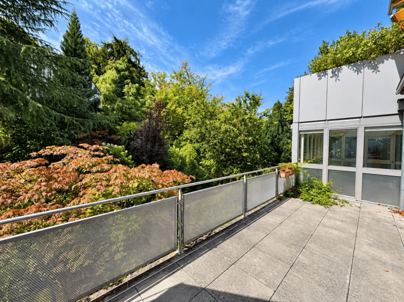 Gepflegte 4.5 Zi.-Wohnung mit Wintergarten und Balkon (2)