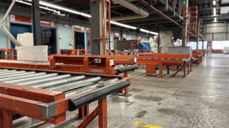 Surfaces logistiques avec zone d'expédition et convoyeurs (7)