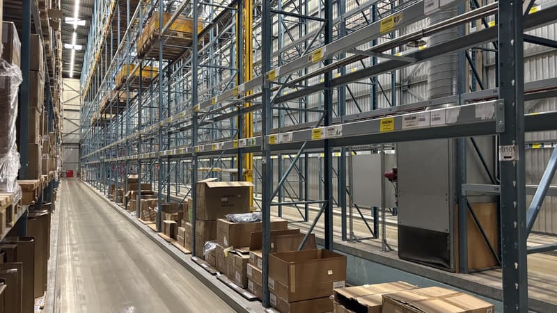 Surfaces logistiques avec zone d'expédition et convoyeurs (2)