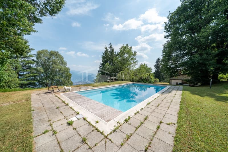 FULLY RENOVATED VILLA WITH GARDENS, PANORAMIC SWIMMING POOL AND LAKE VIEWS (3)