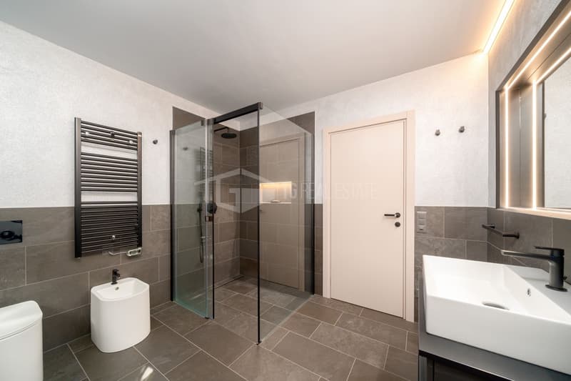 FULLY RENOVATED VILLA WITH GARDENS, PANORAMIC SWIMMING POOL AND LAKE VIEWS (12)