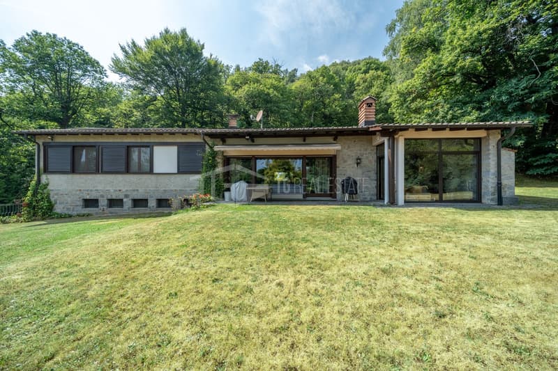 FULLY RENOVATED VILLA WITH GARDENS, PANORAMIC SWIMMING POOL AND LAKE VIEWS (22)