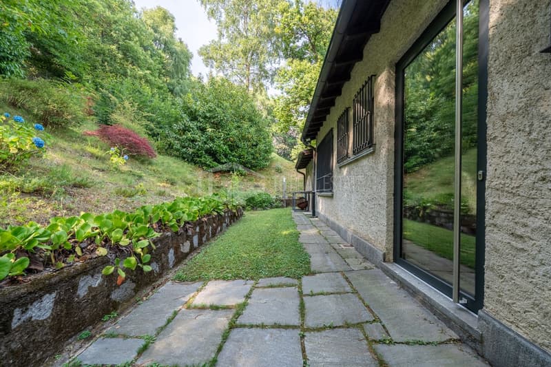 FULLY RENOVATED VILLA WITH GARDENS, PANORAMIC SWIMMING POOL AND LAKE VIEWS (18)