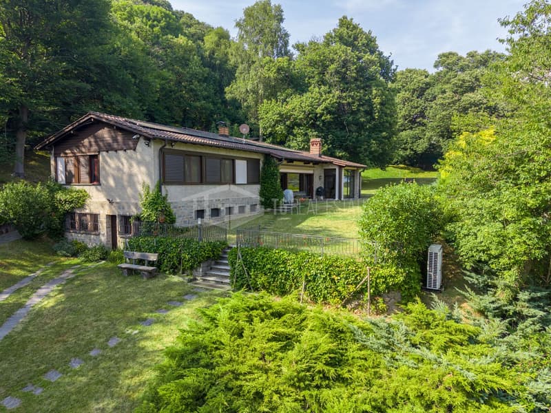 FULLY RENOVATED VILLA WITH GARDENS, PANORAMIC SWIMMING POOL AND LAKE VIEWS (2)
