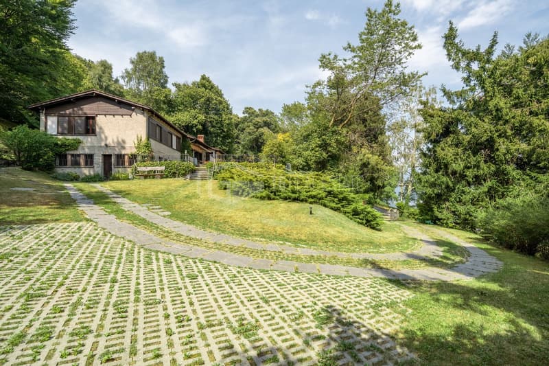 FULLY RENOVATED VILLA WITH GARDENS, PANORAMIC SWIMMING POOL AND LAKE VIEWS (21)