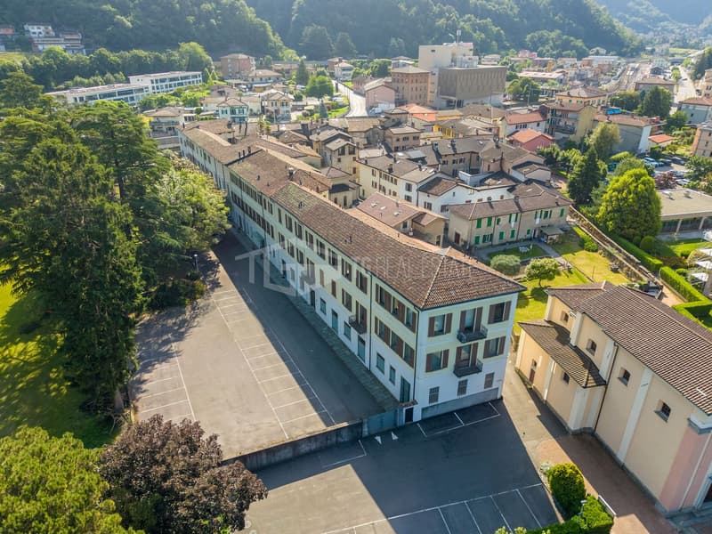 PENTHOUSE WITH LAKE VIEW IN ELEGANT HISTORIC COMPLEX (12)